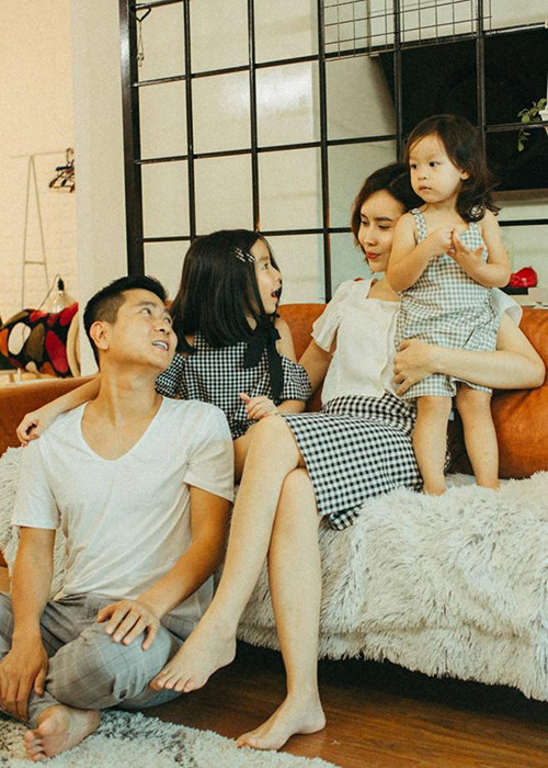 Cặp đôi vẫn trao cho nhau những cử chỉ ân cần, ánh mắt yêu thương như hồi mới quen dù có hai con chung và 15 năm gắn bó.