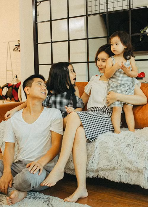 Cặp đôi vẫn trao cho nhau những cử chỉ ân cần, ánh mắt yêu thương như hồi mới quen dù có hai con chung và 15 năm gắn bó.