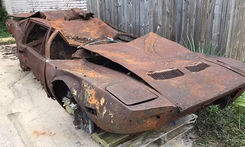 Chiếc De Tomaso Pantera 1971 gần như không còn gì ngoài vỏ xe rỉ sét, thế nhưng chủ nhân của nó vẫn rao giá 2.000 USD.