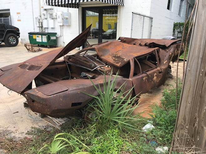 Cấu trúc xe không còn nguyên vẹn, nên ngay cả khi có bộ phận nào đó chưa bị phá hủy, cũng khó có thể tận dụng. Ở nhiệt độ cao, các linh kiện ôtô khó trụ vững, nhất là với chiếc xe đã có tuổi đời gần 40 năm.