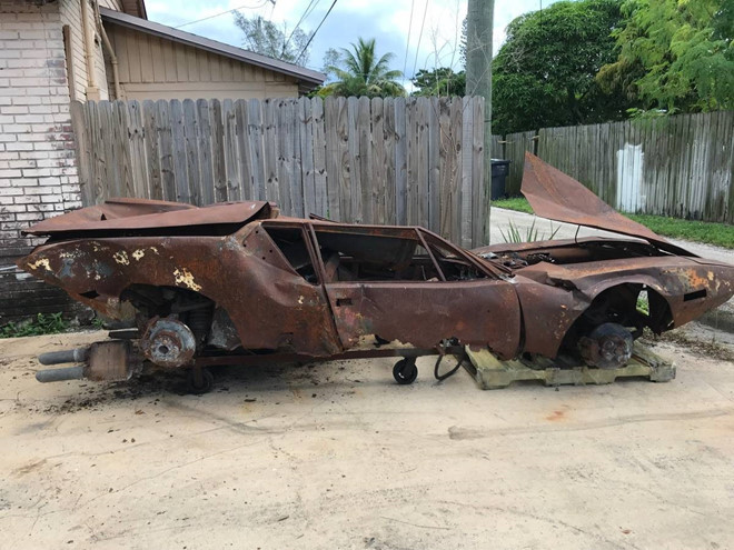 Trong khi đó, người bán quảng cáo “hệ thống treo, hộp số và động cơ của xe vẫn dùng được”. Đám cháy trong quá khứ đã biến chiếc xe thành đống sắt vụn.