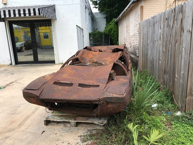 Chiếc De Tomaso Pantera 1971 gần như không còn gì ngoài vỏ xe rỉ sét, thế nhưng chủ nhân của nó vẫn rao giá 2.000 USD.