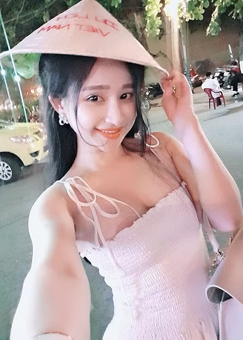 Người tình tin đồn của Quang Lê theo đuổi hình ảnh gợi cảm.