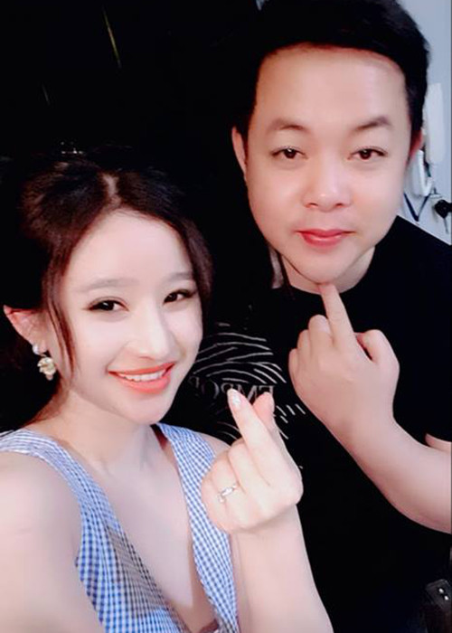 Trước nghi vấn hẹn hò Quang Lê, Ivy chia sẻ, cô chưa dám nói trước điều gì, cứ để mọi thứ tự nhiên trong khi đó Quang Lê chỉ trả lời ngắn gọn: "Tôi chỉ chụp cho vui, chụp chơi chứ không có gì".