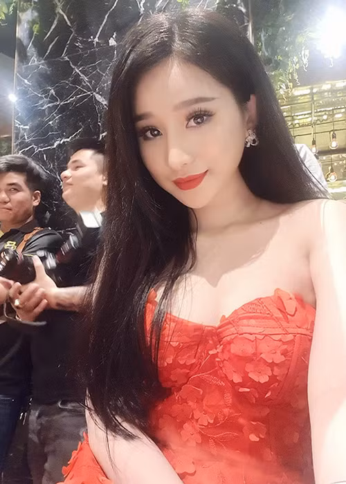 Hot girl sinh năm 1992 tuy không có chiều cao ấn tượng nhưng lại có những đường cong lý tưởng.