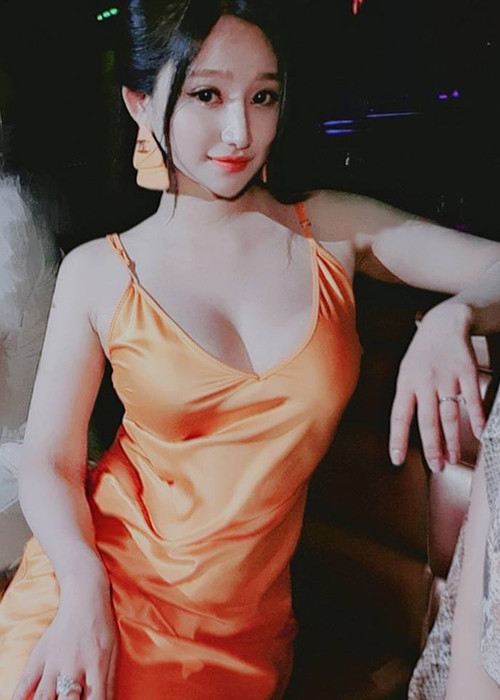 Hình ảnh Hot girl Ivy gợi cảm hút mắt với váy hai dây.