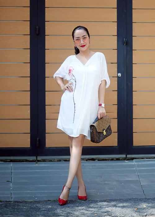 Khi xuất hiện trước khán giả, nữ MC chọn phong cách thanh lịch.