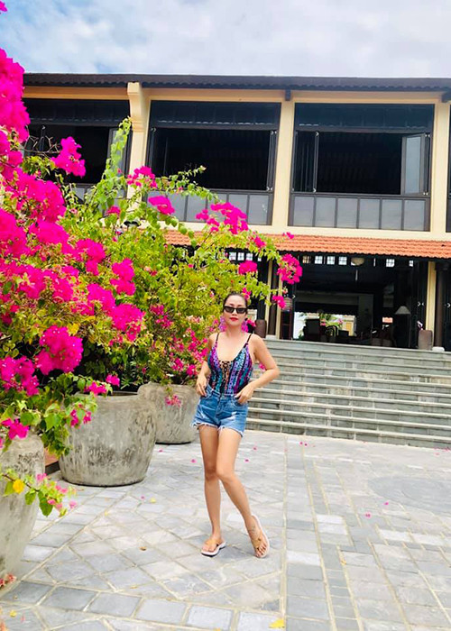 Bà mẹ 3 con lựa chọn trang phục trẻ trung ngoài đời thường.