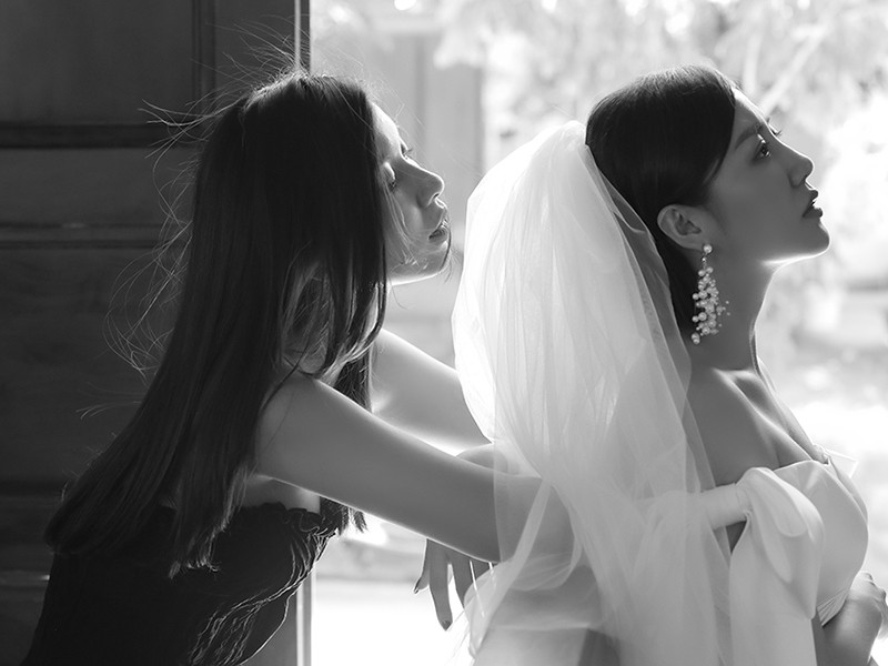 Phân cảnh đáng chú nhất của Văn Mai Hương là cảnh quay cô bật khóc nức nở khi thấy người yêu cũ tới dự đám cưới.