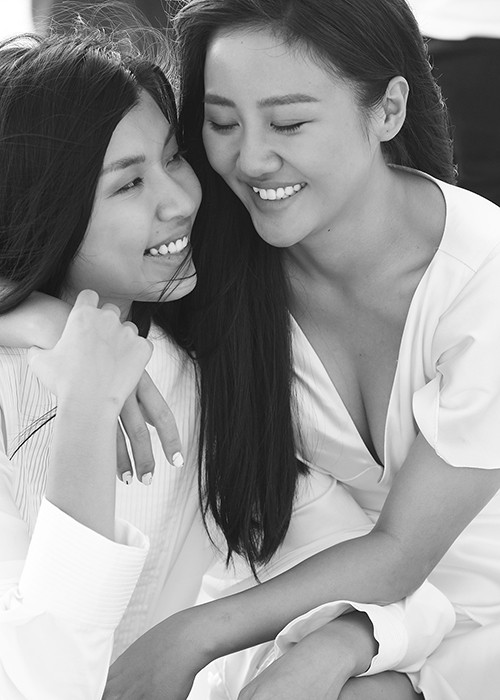 Trước khi tung MV, Văn Mai Hương khiến khán giả hoang mang vì khoe giấy chứng nhận kết hôn cùng hình ảnh mặc váy cưới.