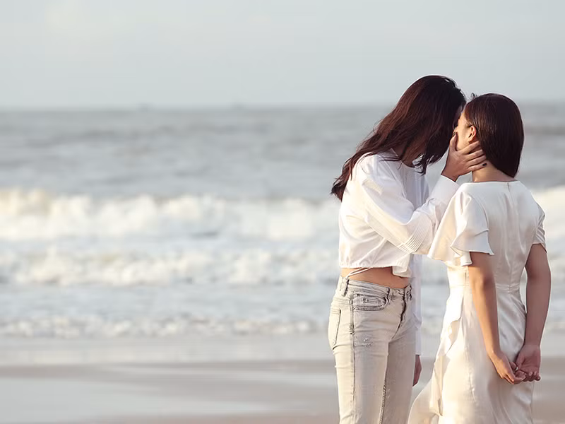 Ngoài hòa giọng cùng Bùi Anh Tuấn, Văn Mai Hương còn tự tay viết kịch bản cho MV.