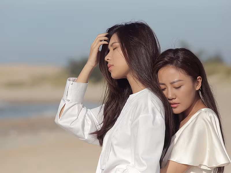 “Nghe nói anh sắp kết hôn” kể về chuyện tình dang dở của một cặp đồng tính nữ từng hạnh phúc bên nhau.