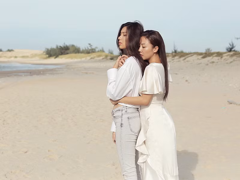 Vì những định kiến gia đình, xã hội và cả suy nghĩ của mỗi cá nhân, cặp đôi đồng tính nữ phải chia tay trong sự tiếc nuối.