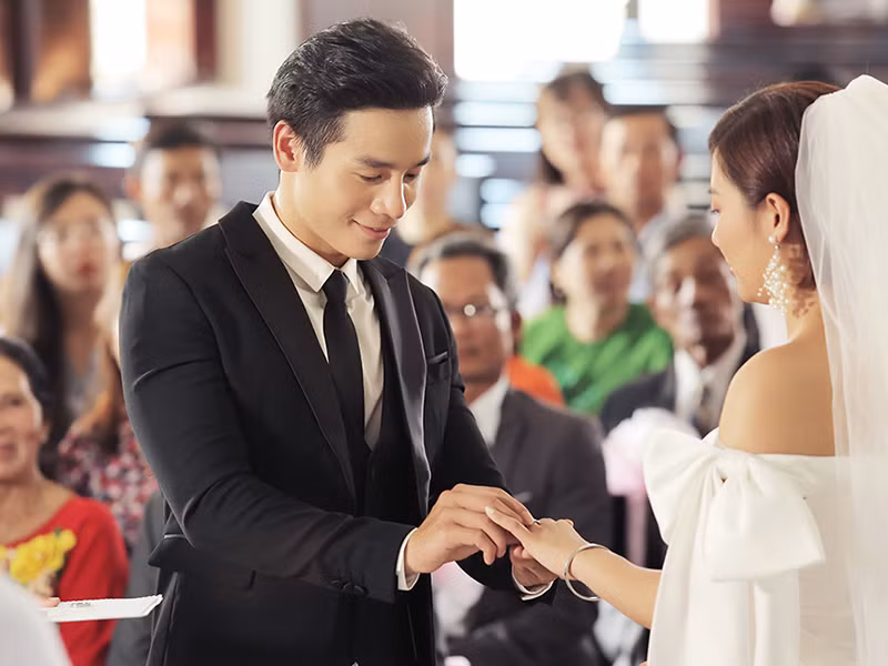 Nếu như trong teaser và loạt hình hậu trường hé lộ trước đó, khán giả tò mò về mối quan hệ giữa Văn Mai Hương, Đồng Ánh Quỳnh, Bùi Anh Tuấn và Cao Xuân Tài thì trong MV, việc Bùi Anh Tuấn có tình cảm thực sự với ai được khán giả bàn tán sôi nổi trên các diễn đàn.