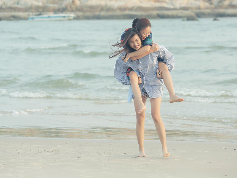 Khi một người quyết định đi tìm lại chính mình, thì một người lại chọn xây dựng hạnh phúc mới - một mối quan hệ nhiều nghĩ suy.