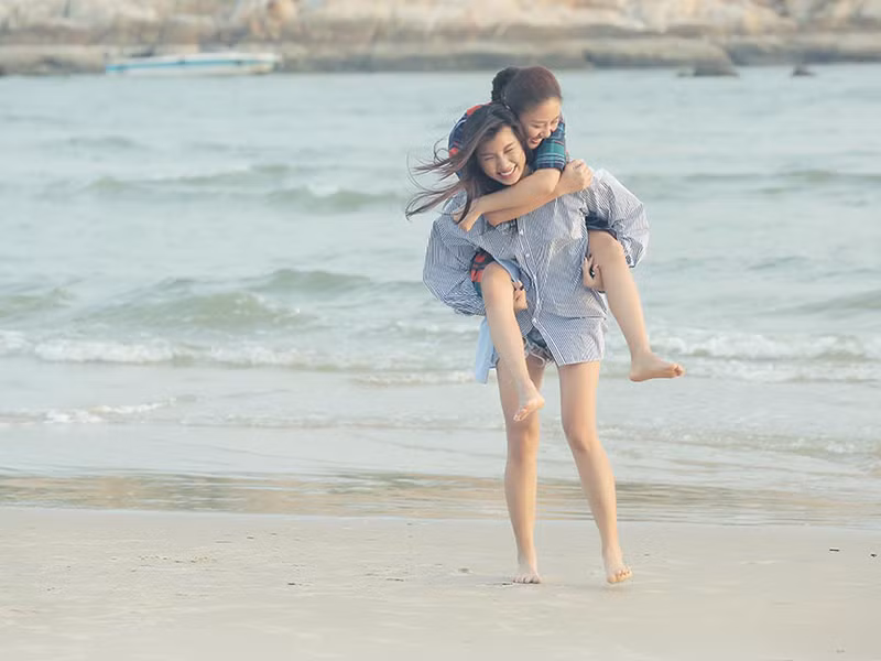 Khi một người quyết định đi tìm lại chính mình, thì một người lại chọn xây dựng hạnh phúc mới - một mối quan hệ nhiều nghĩ suy.