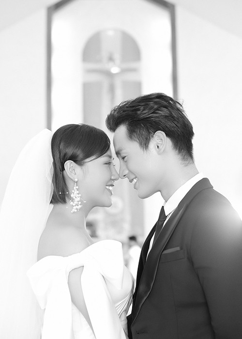 Hình ảnh Văn Mai Hương hóa cô dâu bên cạnh Cao Xuân Tài trong MV.