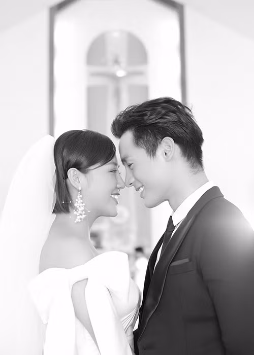 Hình ảnh Văn Mai Hương hóa cô dâu bên cạnh Cao Xuân Tài trong MV.