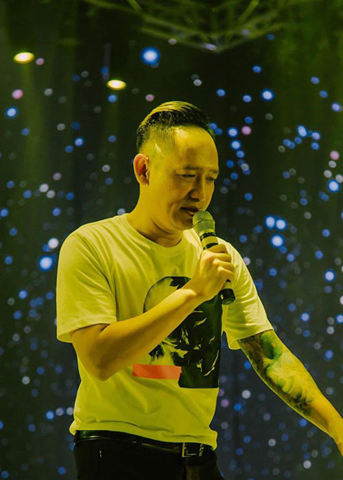 "Nhiều người nghĩ nghệ sĩ phải sử dụng từ ngữ này kia, nhưng đó là vì người ta cần xây dựng hình ảnh để quảng cáo, còn tôi thì không. Tôi muốn sống thật với cảm xúc và không làm màu", Duy Mạnh nói.