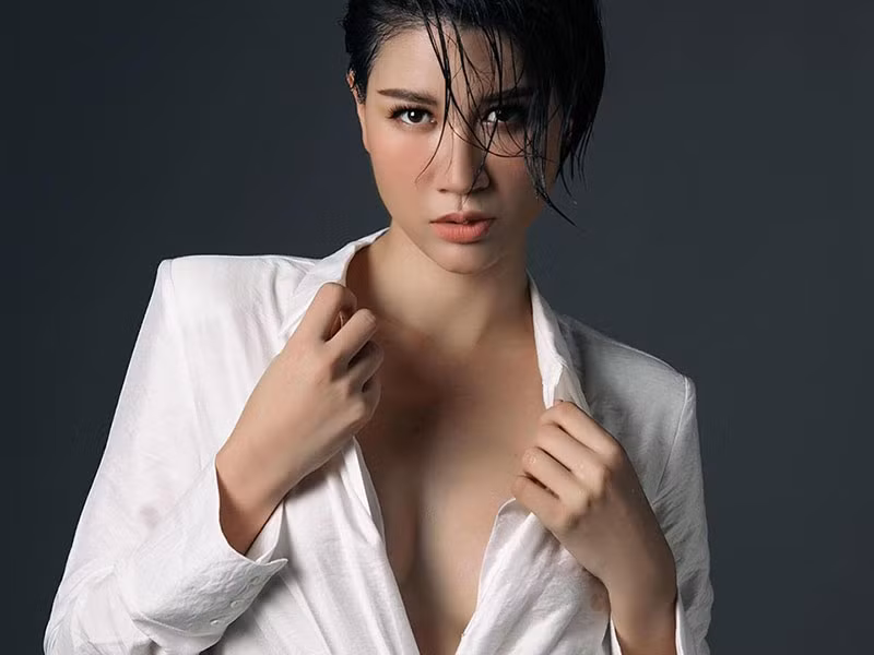 Không chỉ với nghệ sĩ Xuân Hương, Trang Trần còn nhiều lần buông lời chanh chua với người tương tác, đặt câu hỏi khiến cô bức xúc trong lúc livestream. Không ít khán giả chia sẻ, họ ngán ngẩm việc Trang Trần văng tục, chửi thề.