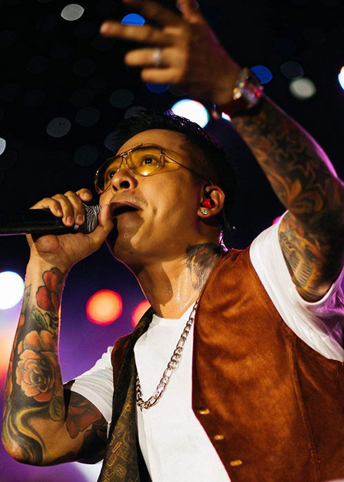 Những phát ngôn sử dụng nhiều từ khó nghe của Tuấn Hưng khiến anh mất điểm trong mắt khán giả. Sau những ồn ào vạ miệng, ông bố ba con hiện hạn chế có những phát ngôn gây tranh cãi.