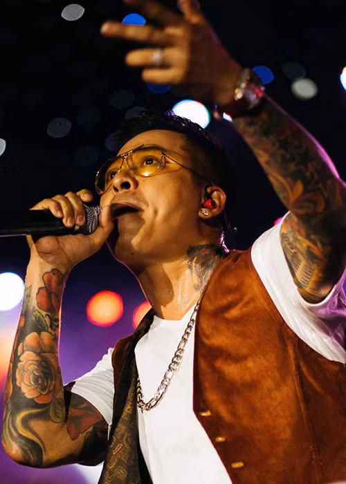 Những phát ngôn sử dụng nhiều từ khó nghe của Tuấn Hưng khiến anh mất điểm trong mắt khán giả. Sau những ồn ào vạ miệng, ông bố ba con hiện hạn chế có những phát ngôn gây tranh cãi.