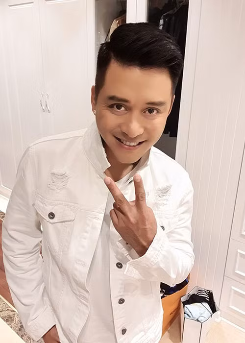 Giọng ca "Nắm lấy tay anh" cũng từng bức xúc "dằn mặt" kẻ dám có bình luận khiếm nhã về bé Su Hào - con trai của Tuấn Hưng trên Facebook. Thậm chí người này còn bị nam ca sĩ dọa sẽ “cắt gân tay”nếu dám đụng tới con trai và gia đình Tuấn Hưng.