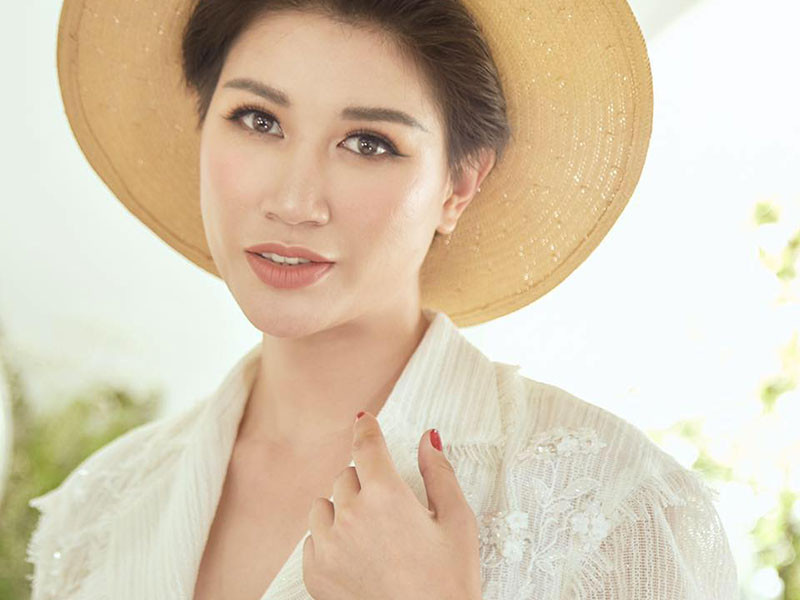 Không chỉ Đàm Vĩnh Hưng, nhiều sao Việt cũng rất "gấu" trên mạng xã hội. Trường hợp điển hình là người mẫu Trang Trần. Chân dài này từng đáp trả nghệ sĩ Xuân Hương trên trang cá nhân bằng những lời lẽ tục tĩu vì cho rằng bà để lại bình luận cho rằng cô “vô văn hóa”.