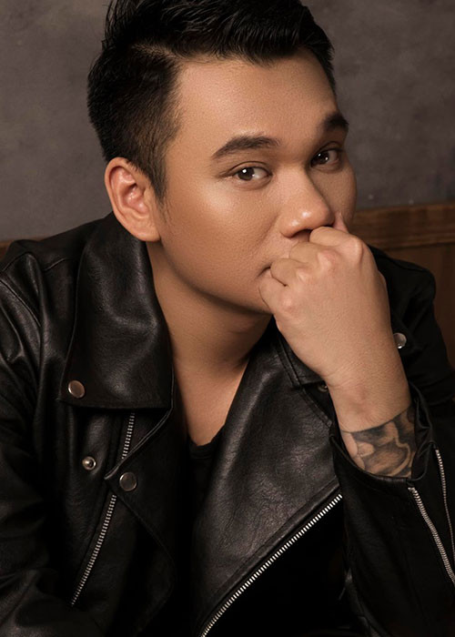 Khi vướng lùm xùm dùng từ thô tục trên mạng xã hội, Khắc Việt nhanh chóng lên tiếng xin lỗi khán giả. Trong buổi gặp gỡ với báo chí, anh nhận sai và chịu trách nhiệm về hành vi của mình.