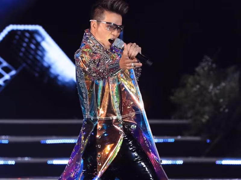 Cách đây ít tháng, sau khi một tài khoản đăng ảnh Đàm Vĩnh Hưng bên ông Nguyễn Hữu Linh - người sàm sỡ bé gái trong thang máy, Mr Đàm dằn mặt, tuyên bố “Đàm Vĩnh Hưng là vùng đất cấm”.