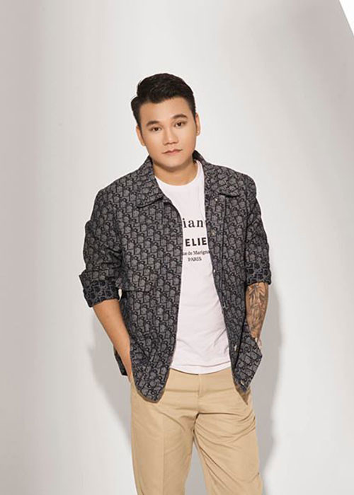 Năm 2018, Khắc Việt bất ngờ chửi bới và dọa nạt những người đang công kích em trai Khắc Hưng liên quan đến việc đặt tên ca khúc nhạy cảm “Như lời đồn”. Ngay lập tức, Khắc Việt bị cư dân mạng ném đá.