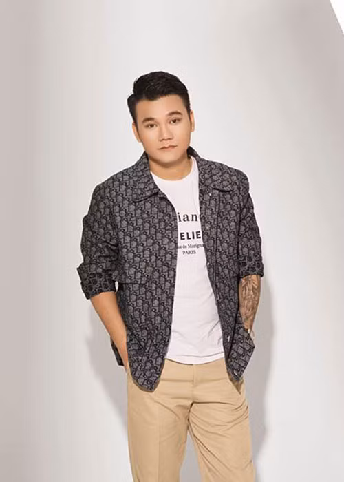 Năm 2018, Khắc Việt bất ngờ chửi bới và dọa nạt những người đang công kích em trai Khắc Hưng liên quan đến việc đặt tên ca khúc nhạy cảm “Như lời đồn”. Ngay lập tức, Khắc Việt bị cư dân mạng ném đá.