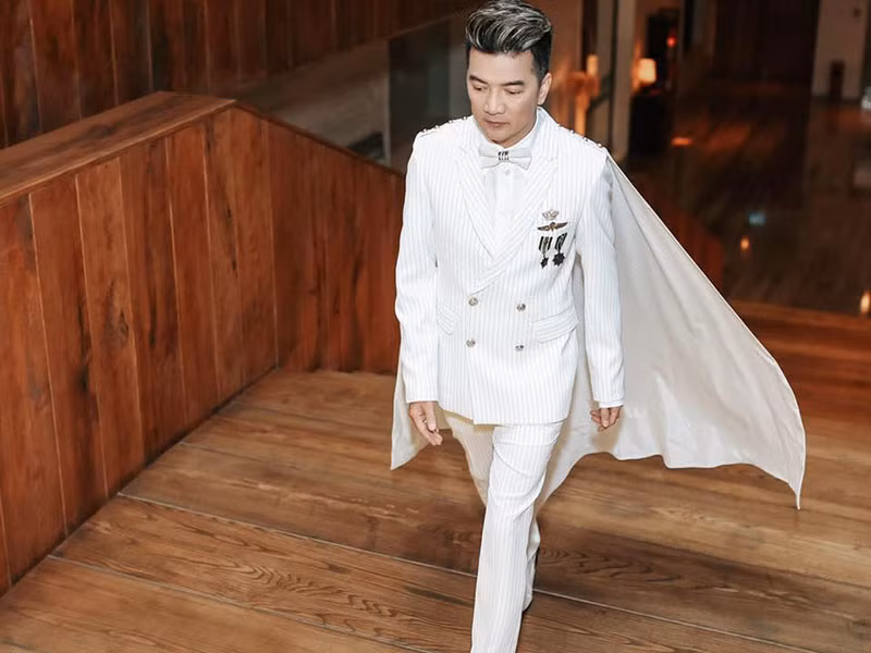 Mới đây, Đàm Vĩnh Hưng khiến dư luận dậy sóng vì đăng tải nội dung treo thưởng cho người tát ông bố đánh con ở Tiền Giang. Đây không phải là lần đầu Mr Đàm bị chỉ trích vì phát ngôn có phần chợ búa.