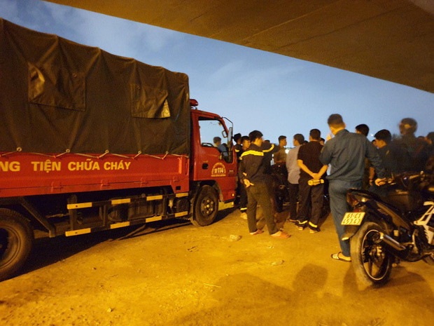 Gui to giay cho xe om, nguoi dan ong nhay cau tu tu-Hinh-2