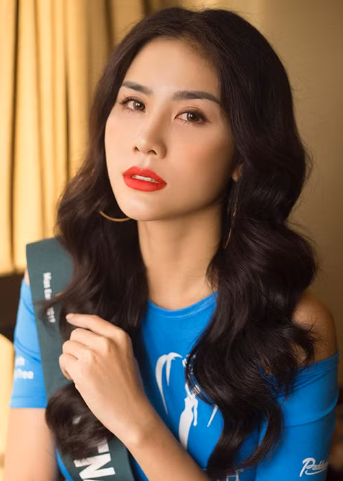  Á hậu Hoàng Hạnh đang đại diện Việt Nam tại cuộc thi Miss Earth 2019 (Hoa hậu Trái đất) được tổ chức tại Philippines. Trước ngày lên đường dự thi, người đẹp gây tranh cãi vì vướng một số ồn ào.