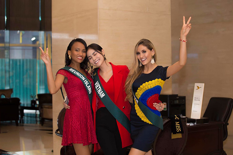 Thay vì để tâm đến những lời bàn tán tại quê nhà, Hoàng Hạnh tập trung sức lực cho Hoa hậu Trái đất. Cô đã kết thân với người bạn cùng phòng đến từ Australia, làm quen với các người đẹp khác tại cuộc thi.