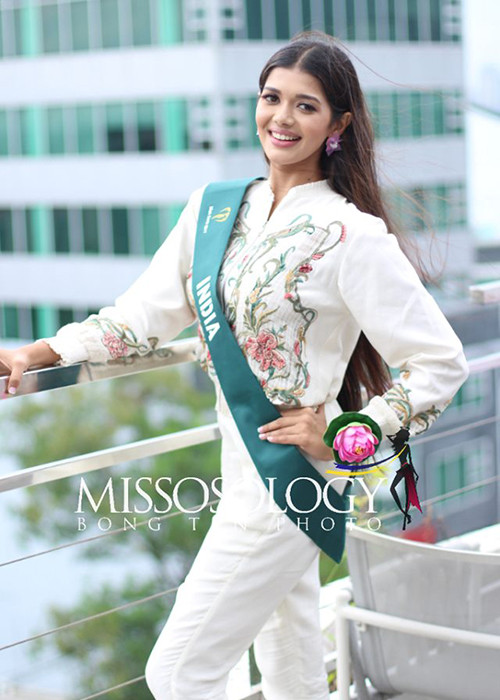 Đại diện Ấn Độ sở hữu gương mặt đẹp, nhiều kinh nghiệm thi nhan sắc. Ngoài ra, cô còn tài năng. Tejaswini Manogna là bác sĩ, vũ công, huấn luyện viên yoga, diễn giả. Missosology đến nay luôn đánh giá cao đại diện Ấn Độ.