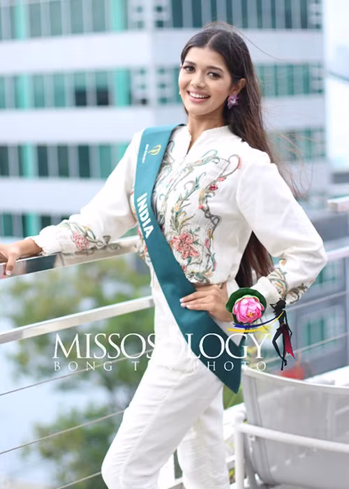 Đại diện Ấn Độ sở hữu gương mặt đẹp, nhiều kinh nghiệm thi nhan sắc. Ngoài ra, cô còn tài năng. Tejaswini Manogna là bác sĩ, vũ công, huấn luyện viên yoga, diễn giả. Missosology đến nay luôn đánh giá cao đại diện Ấn Độ.