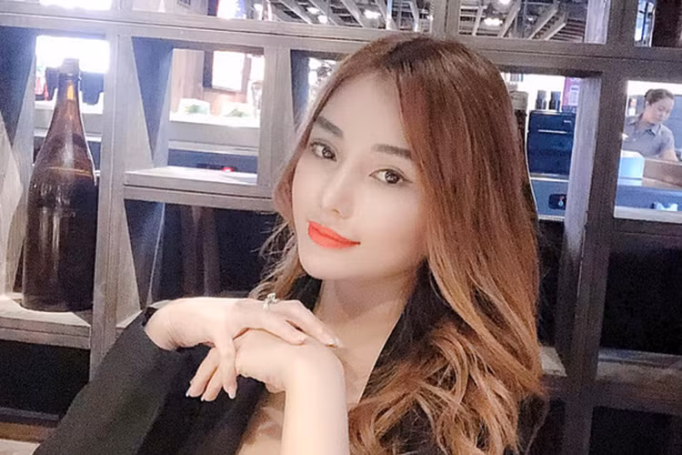 Trước sự chỉ trích dữ dội của khán giả, hot girl Mon 2K bày tỏ cô rất buồn và tuyên bố sẽ không tham gia gameshow vì quá sợ điều tiếng.