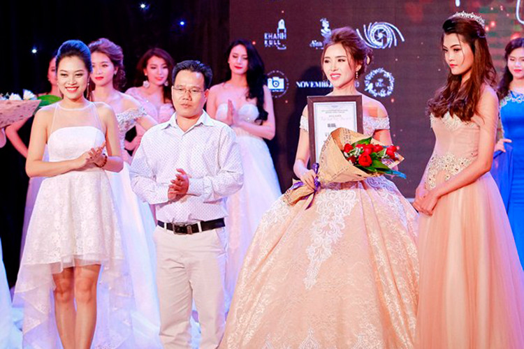 Trước khi vướng lùm xùm hôn bạn diễn, Lương Lê được biết đến là Hoa khôi Thanh lịch Việt Nam 2017.