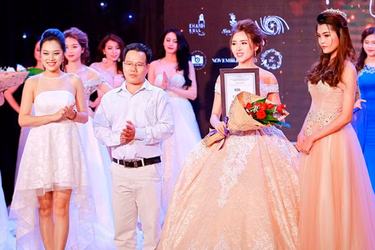 Trước khi vướng lùm xùm hôn bạn diễn, Lương Lê được biết đến là Hoa khôi Thanh lịch Việt Nam 2017.