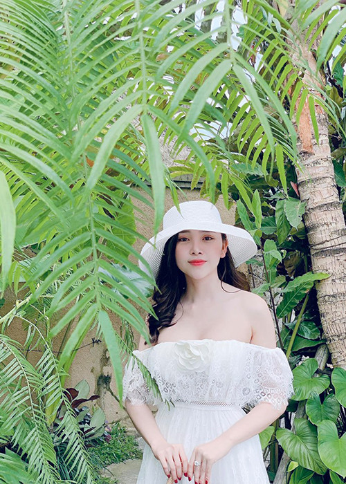 Số đông cư dân mạng cho rằng hành động của Hoa khôi Lương Lê trong gameshow là phản cảm. Một số người còn đặt nghi vấn hot girl này chỉ muốn gây chú ý.