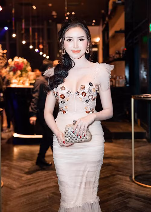 Phản hồi về ồn ào, hot girl đến từ Bình Thuận cho biết, cô và bạn diễn nam khá thân thiết ở ngoài đời và cả hai chỉ hôn nhẹ nhàng, không hề hôn ngấu nghiến.