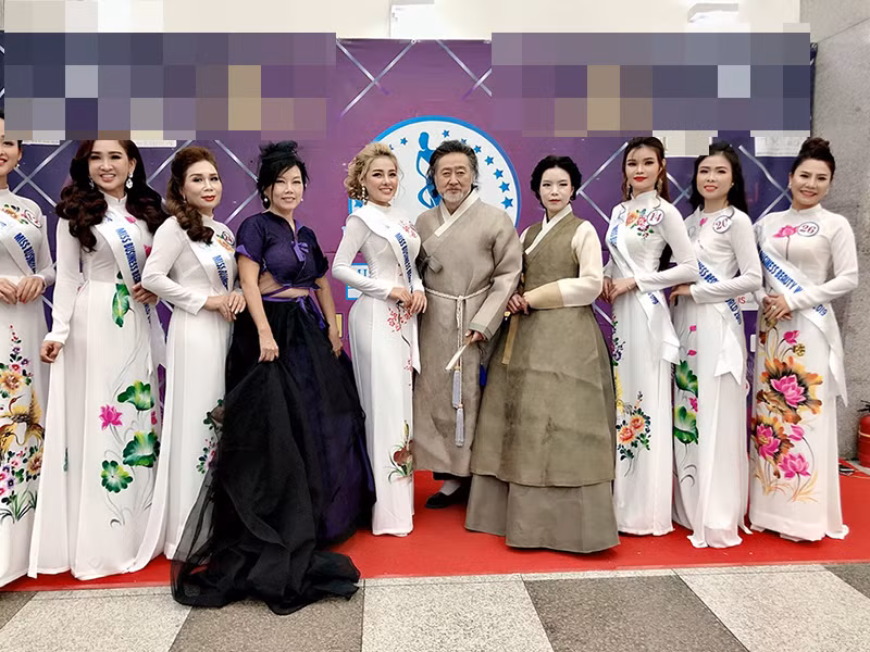 Cư dân mạng chỉ trích Ngân 98 dao kéo toàn diện và có đời tư ồn ào nhưng vẫn đi thi. "Là người phải biết mình là ai để đặt cho đúng chỗ. Lấy tư cách gì mà dám tự hào về bản thân thế", một khán giả bày tỏ. Ảnh: FBNV