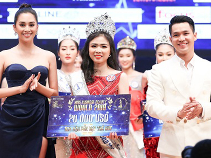 Hai người đẹp vượt mặt Ngân 98 là doanh nhân Thái Phượng và Đỗ Hồng Lam với danh hiệu hoa hậu và á hậu 1. Ảnh: Vnmedia