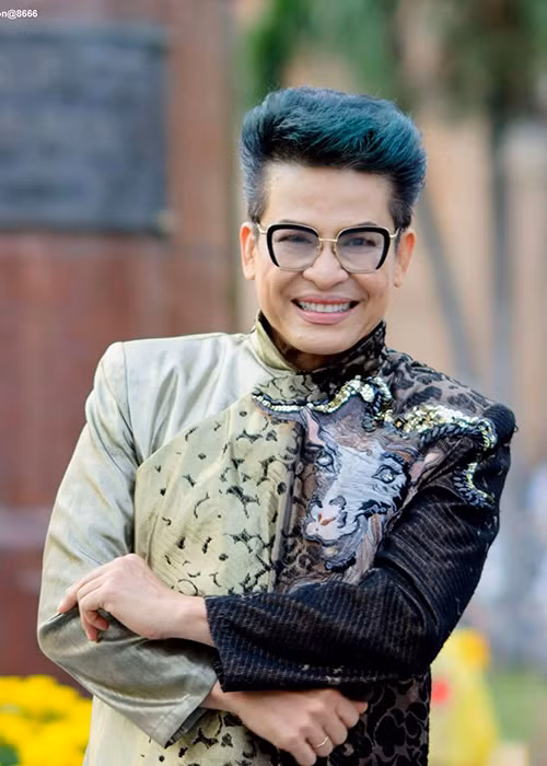 Thanh Bạch khẳng định tài năng qua hàng hoạt chương trình sân khấu lớn như Hoa hậu Việt Nam, Duyên dáng Việt Nam, Một thoáng Sài Gòn.