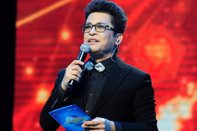 Được đào tạo bài bản về tạp kỹ sân khấu, Thanh Bạch nhanh chóng xây dựng được hình ảnh MC vui tính, hoạt bát, có khả năng ứng biến tình huống linh hoạt. Ảnh: Dân Việt