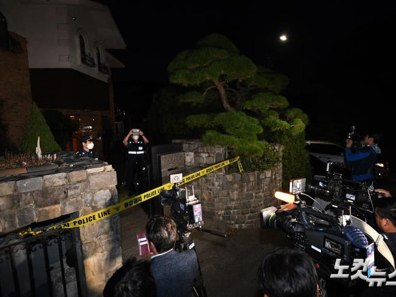 Chiều tối ngày 14/10, cảnh sát đã phong tỏa hiện trường căn nhà vườn nơi nữ ca sĩ thần tượng qua đời.