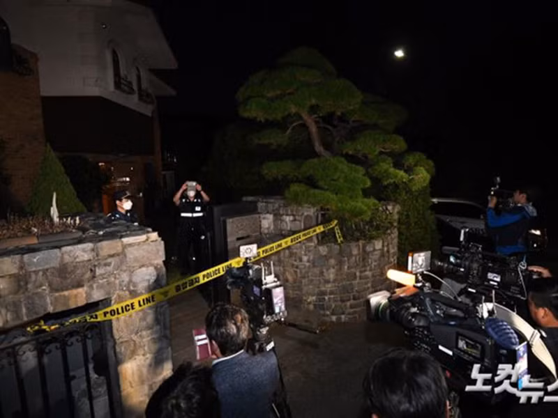 Chiều tối ngày 14/10, cảnh sát đã phong tỏa hiện trường căn nhà vườn nơi nữ ca sĩ thần tượng qua đời.