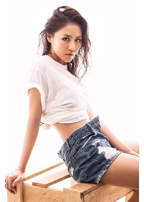 Năm 2015, Văn Mai Hương tâm sự dù cảm thấy không được vui trước những ý kiến trái chiều về nhan sắc nhưng cô không muốn giải thích thêm.